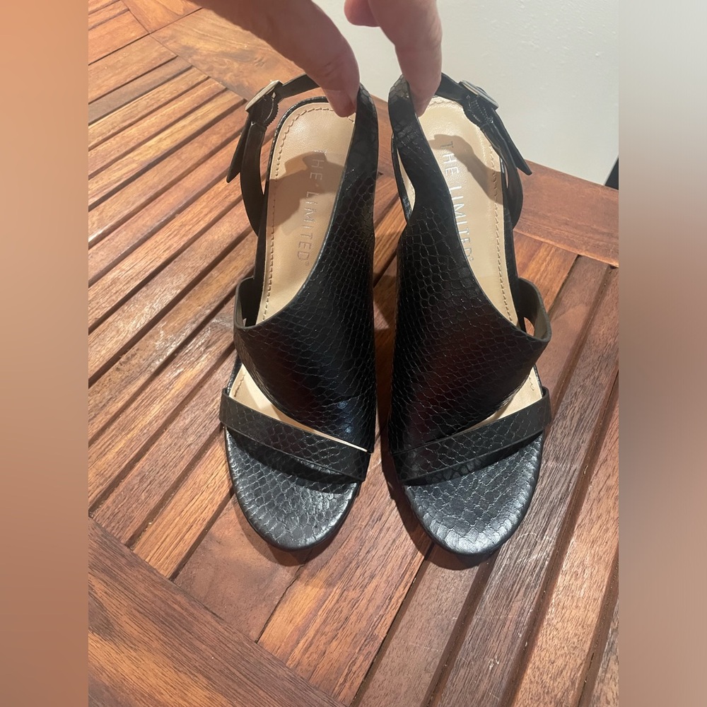 THE LIMITED Snakeskin black sandals, NWOT. No flaws.6M excellent cond